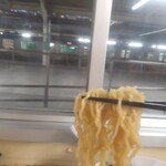 駅そば そば・うどん八起家 - 麺越しの高崎線は、ラーメンでも絵になる