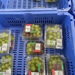 道の駅 富士川 - ブルー籠に入ってるぶどうはほぼ1000円以下