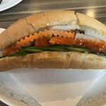オーバー ナイト - バインミー(豚肉焼き) ¥690