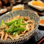 湯島 角萬 - 冷たい肉南蛮　蕎麦少なめでお願いしたのにこのボリュームです