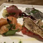 ビストロマルコ - 左奥から時計回りに、マグロ、青魚、のどぐろ、鱒