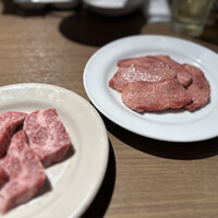 焼肉あきら - 上タン塩と手前塩サガリ