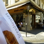 Bread & Roses - 買ったクロワッサン、後ろがお店♪