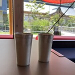 ごはんカフェDDC - お水、能作のタンブラーが使用されている