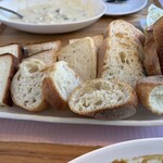 ベーカリーレストラン グランシャリオ - 二巡目〜ガーリックとハーブ、ベーコンのパンが良かった