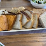 ベーカリーレストラン グランシャリオ - 一巡めのパン〜トマトを練り込んだ食パン美味