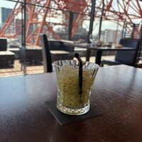 ワカヌイ グリル ダイニング バー 東京 - 暑い日だったので、本場キウイを豪快に絞ったフレッシュキウイジュースを最初にごくごく、うま〜い♪