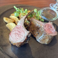 ワカヌイ グリル ダイニング バー 東京 - 美しい焼き上がりのラムラック。フィンガーボウルは出てきませんが、ナイフ・フォークで切り分けても骨周りの美味しい肉が残るので、骨をもってかぶり付くべし！