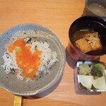 日本料理 晴山 - ご飯、赤出汁、漬物