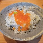 日本料理 晴山 - ご飯（しらすと銀杏ご飯にいくら塩漬け載せ）