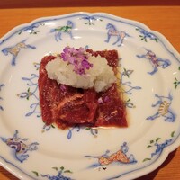 日本料理 晴山 - ニタリクジラ漬け、おろし真白玉ねぎ添え