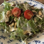 スパイスバル パハルガンジ - サラダ ②カシューナッツとデーツのシーザーサラダ