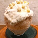 京かき氷 つみき - 白色のシロップとクリームがたっぷりかかっていて、上にクルトンがトッピングされている～!!( ^o^)ﾉ