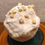京かき氷 つみき - クリームチーズ、ドライクランベリー、キャラメルソースが入っており、クランベリー、キャラメルの甘みとクリームチーズの酸味が良いアクセントになっている〜!!( ^o^)ﾉ