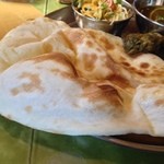 ナンはでかくて、モッチモチ！場所によって、」いろんな食感が愉しめますよ！