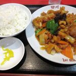 四川 - 鳥肉とカシューナッツ炒め800円とライス中170円