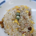 中華料理 共栄軒 - 半チャンにコショウ投下～♪