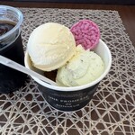 パティスリーヨシノリアサミ - アイスクリーム・ダブル（バジルとマスカルポーネ、クプアス）　¥880
      アイスコーヒー　¥467