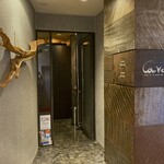 カーヴ - 地下のお店玄関