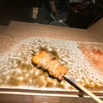 炭割烹 新谷 - 熊野地鶏の皮付きせせり