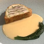 ラチュレ - アユのパイ包み、ブールブランソース