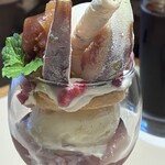 Art Gallery Cafe 茶々華 - 下はフレッシュクリーム、ダックワーズ、フランボワーズ、バニラアイス、いちじくのワイン煮、いちじくの紅茶ジャム、紅茶ゼリー、グラノラ