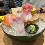 江坂海鮮食堂 はなれ おーうえすと - お造り5種盛り　790円（税込）×2人前　※寄ってみた