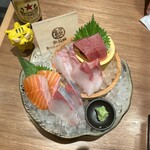江坂海鮮食堂 はなれ おーうえすと - お造り5種盛り　790円（税込）×2人前　※上からも