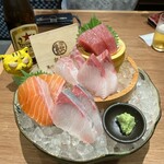 江坂海鮮食堂 はなれ おーうえすと - お造り5種盛り　790円（税込）×2人前　※注文は2人前から（1人前は不可）　※もはや、なんでやねん！