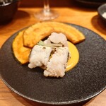 天ぷらとワイン 大塩 - ハモの焼き霜造り〜かぼちゃソース
