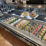 ロートンヌ 秋津本店 - ケース左