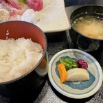 磯料理 辻 - ご飯・味噌汁。おしんこ