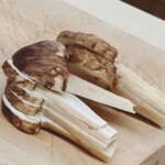 日本料理 久丹 - 切りそろえた松茸。これからお椀にお汁を張ります