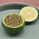 日本料理 久丹 - キャビアが敷き詰められていました。蓋を絞って柚子汁を垂らします