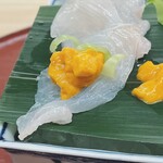 日本料理 久丹 - メイタに赤ウニと胡瓜、本山葵を包んでいただきます