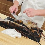 日本料理 久丹 - 頭から二つ割りにして背ワタを取り出します