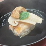 日本料理 久丹 - 毛蟹と松茸のお椀です。松茸は中国産ですが、中島氏の宣言通り、蓋を開けた際の香りは国産と遜色ありませんでした