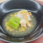 日本料理 久丹 - 伊勢海老の蒸し物。万願寺が寄り添い、お出汁には生姜汁を垂らして清涼感を加えます