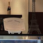 ラ ターブル エディアール - エッフェル塔が目を引く