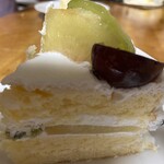 チナツ洋菓子店 - ホールケーキ、断面