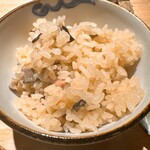炭割烹 新谷 - 地鶏とヒラタケの土鍋炊き込みご飯
