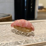 鮨 なんば - トロ 濃厚な旨みと口の中でスッと溶けていく食感がたまらない