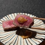日本焼肉はせ川 別亭 - 味噌でいただく。味噌のパンチが来た瞬間、肉の旨みでパッと消える。不思議な感覚。