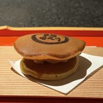 日本焼肉はせ川 別亭 - 出来立てのどら焼き。美味しい。