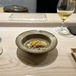 鮨 なんば - 雲丹 鮑の餡にシャリを入れ、雲丹がのせられます