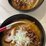 麺屋 誉 - 手前「シン味噌らーめん」 奥「味噌らーめん」
