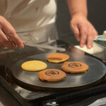 日本焼肉はせ川 別亭 - 目の前で生地から焼いてくれます。