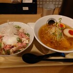 メンヤ コトホギ - コトホギらーめん@980円＋こだわり卵の味玉@180円、チャーシュー丼こだわり玉子のせ@600円