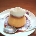カワセミ珈琲店 - クラシックプリン 550円✨️ツヤツヤ＆ぷるんっのかためプリン。後味にラム酒が香って 優雅な気分に。