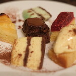 プールトワ - ランチコース 2000円 のデザート盛り合わせ